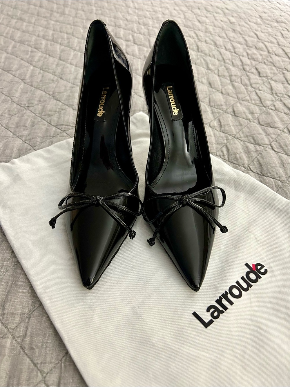 Larroudé Linda Pointed-Toe Bow Pumps in Black Patent Leather – Size 7.5B